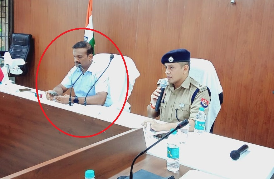 मोबाइल ने खोली IG की पोल, मीटिंग को लेकर साहब हैं कितने गंभीर?