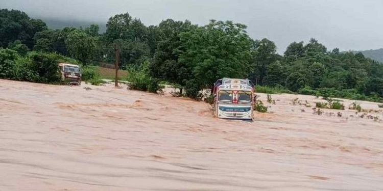 बाढ़ के पानी में डूबने से टैंकरों की आवाजाही रुकी