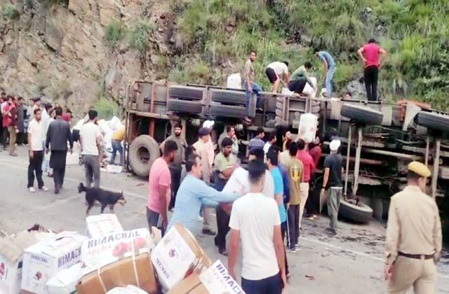 ट्रक से कुचलने के कारण दो लोगों की मौत