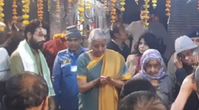 निर्मला सीतारमण ने पुरी के जगन्नाथ मंदिर में पूजा अर्चना की