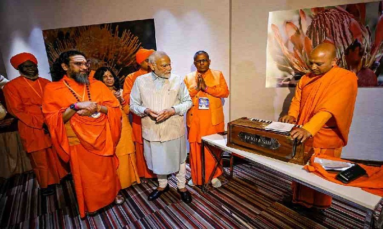 प्रधानमंत्री मोदी स्वामीनारायण मंदिर में