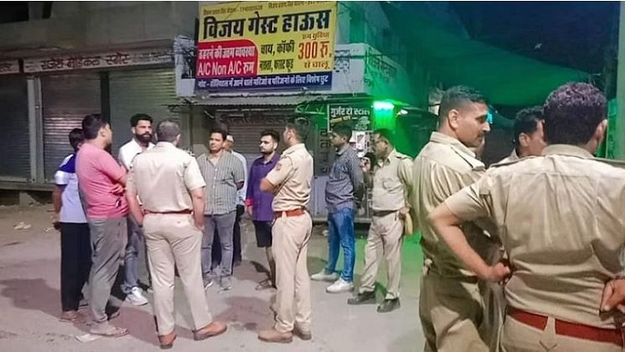 घटना के बाद अस्पताल के बाहर तैनात पुलिस