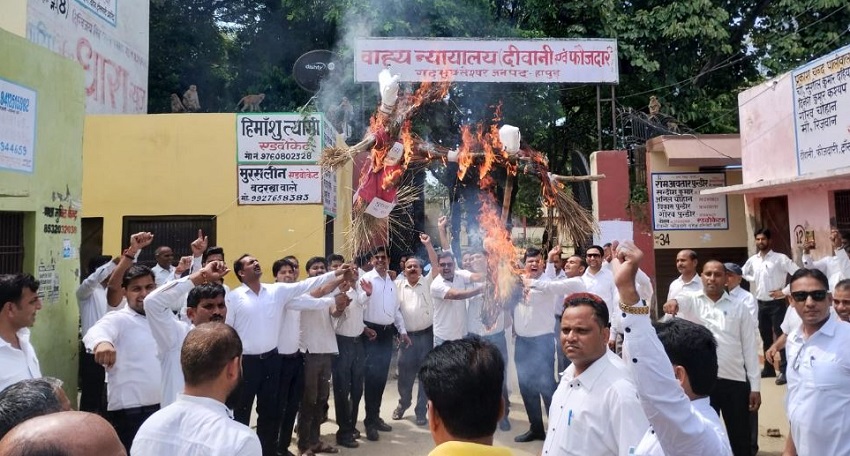 हापुड में डीजीपी और प्रमुख सचिव (गृह) का पुतला दहन