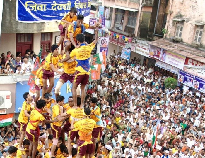 खुशी और उत्साह के साथ दही हांडी उत्सव शुरू