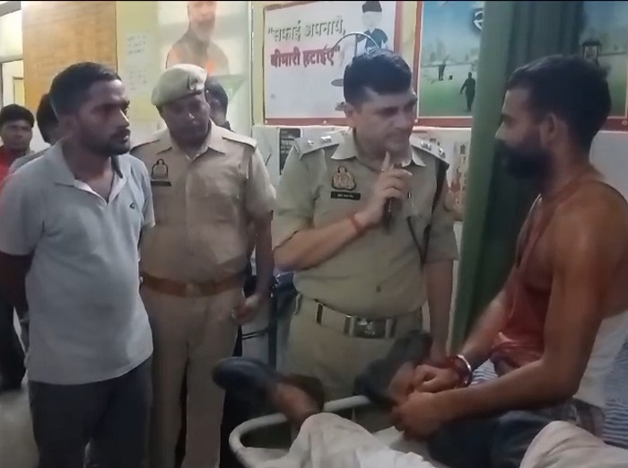 अस्पताल में मृतक के बेटे से पूछताछ करती पुलिस।