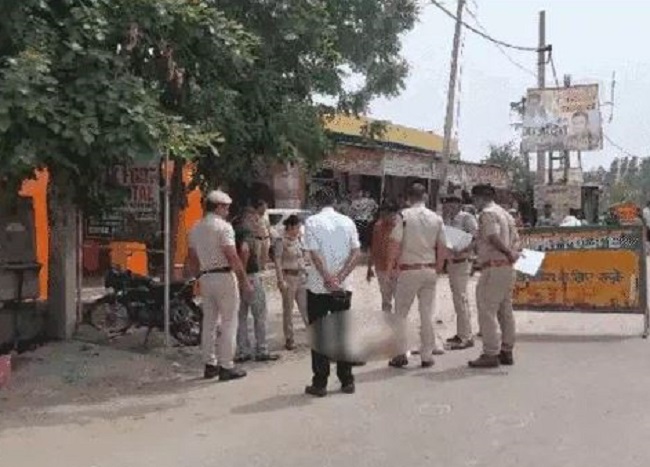 डबल मर्डर के बाद लाठ में मौके पर पहुंची पुलिस छानबीन करते हुए