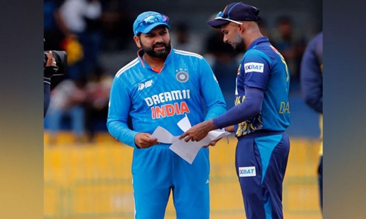 India and Sri Lanka captains at the toss