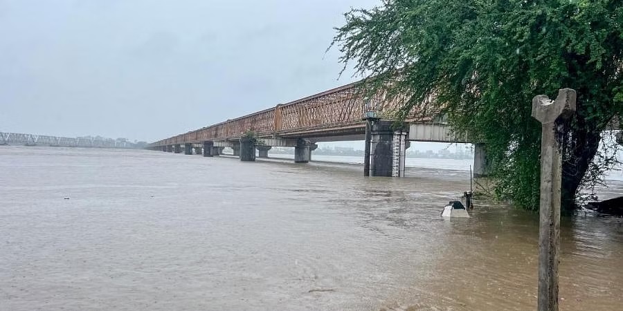 मुंबई-अहमदाबाद मार्ग पर रेल यातायात प्रभावित