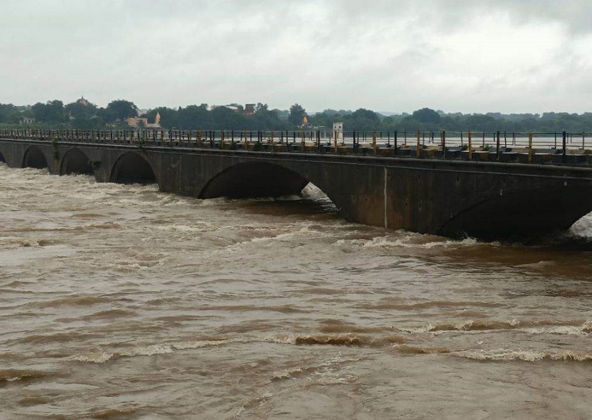 नर्मदा नदी उफान पर