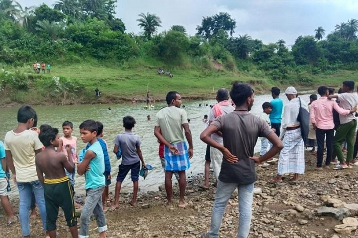 नदी पे जूटी  ग्रामीण की भीड