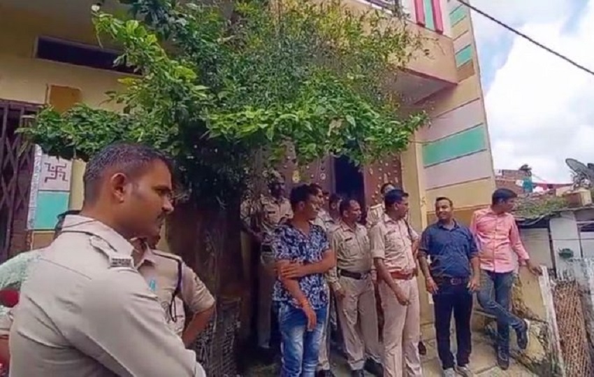 मौके पर पुलिस और स्थानीय लोग