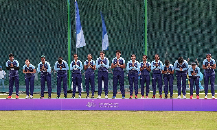 PM Modi congratulates women cricket team