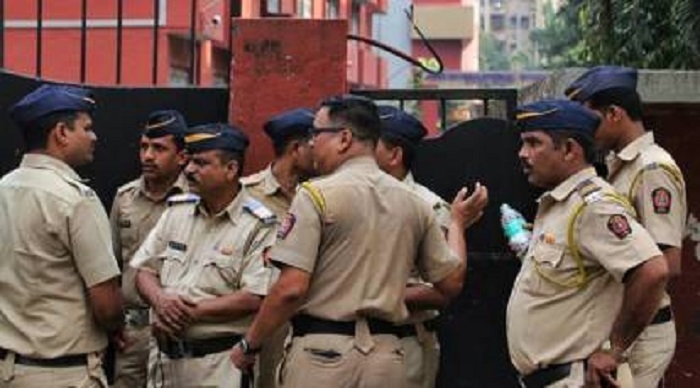 अरोपी को गिरफ्तार करने गई पुलिस