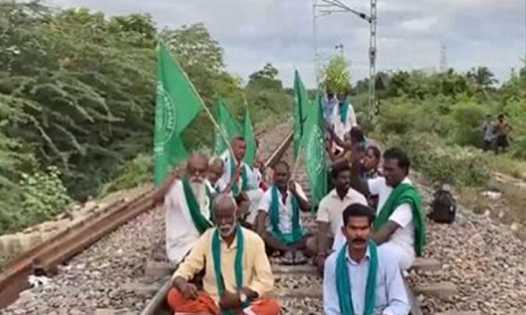 Tamil Nadu Farmers Association stage protests in Trichy