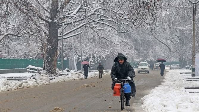 बर्फबारी से पलटेगा मौसम