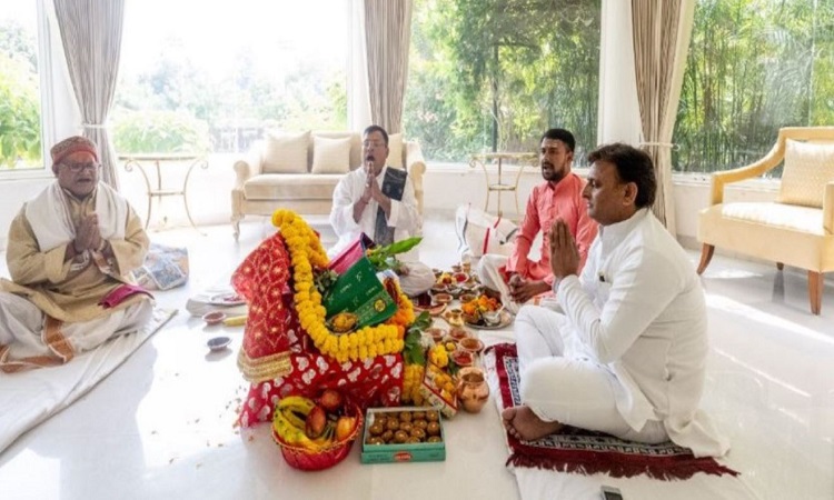 Akhilesh offers prayers to Maa Durga