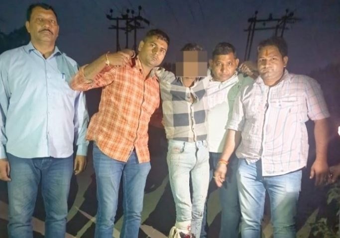 मथुरा में एटीएम मशीन  लूटने के आरोपियों  के साथ पुलिस मुठभेड़