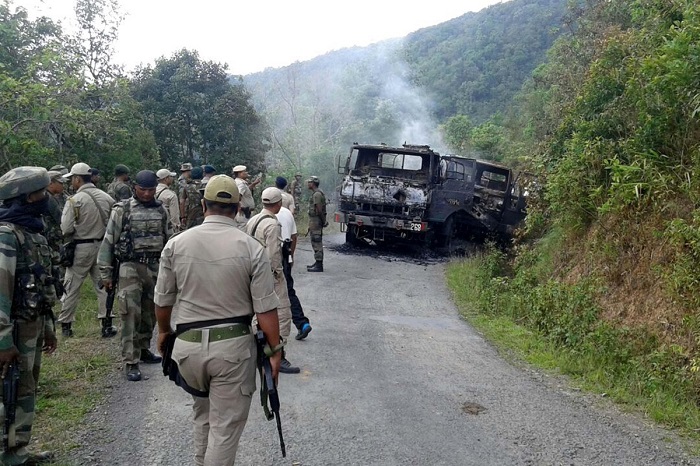 सम राइफल्स के वाहन को निशाना बनाया