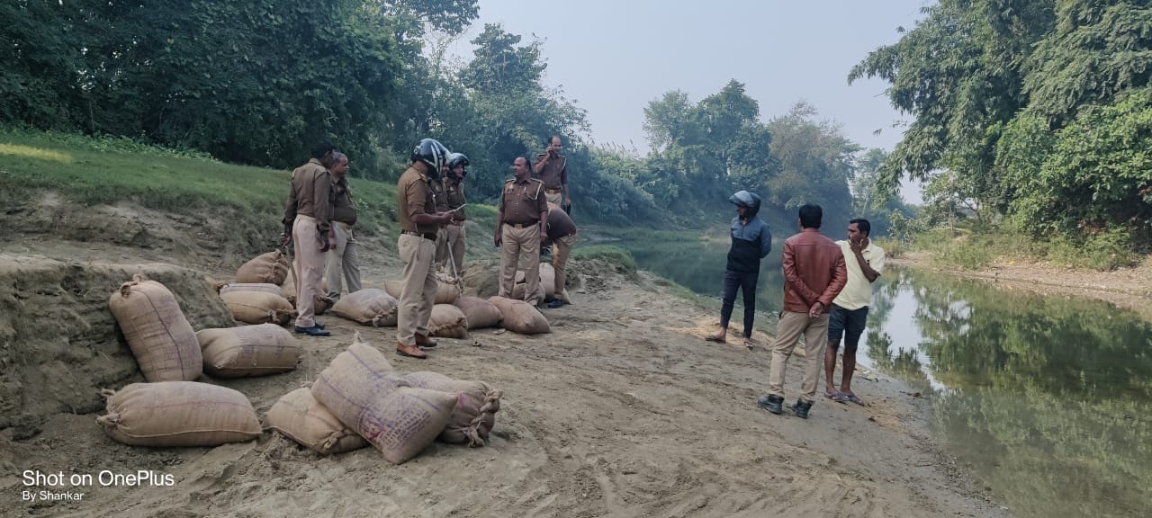 नदी के किनारे पर छापेमारी के दौरान बरामद राशन