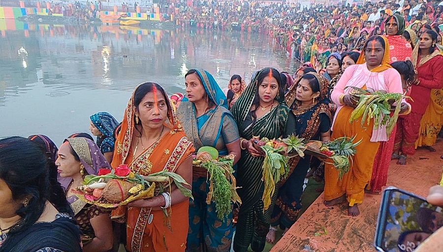 उगते सूर्य को अर्घ्य के साथ छठ महापर्व का समापन