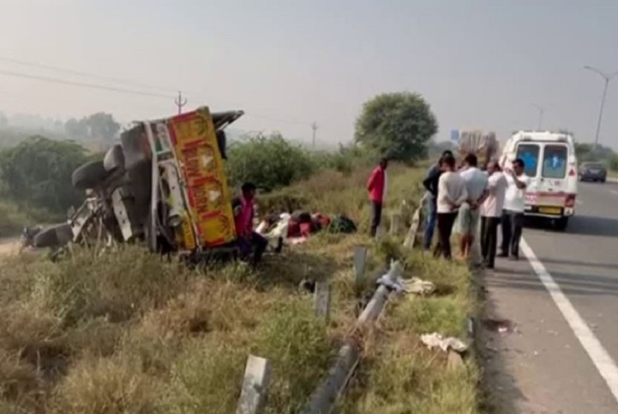 श्रद्धालुओं से भरी ट्राली पलटी