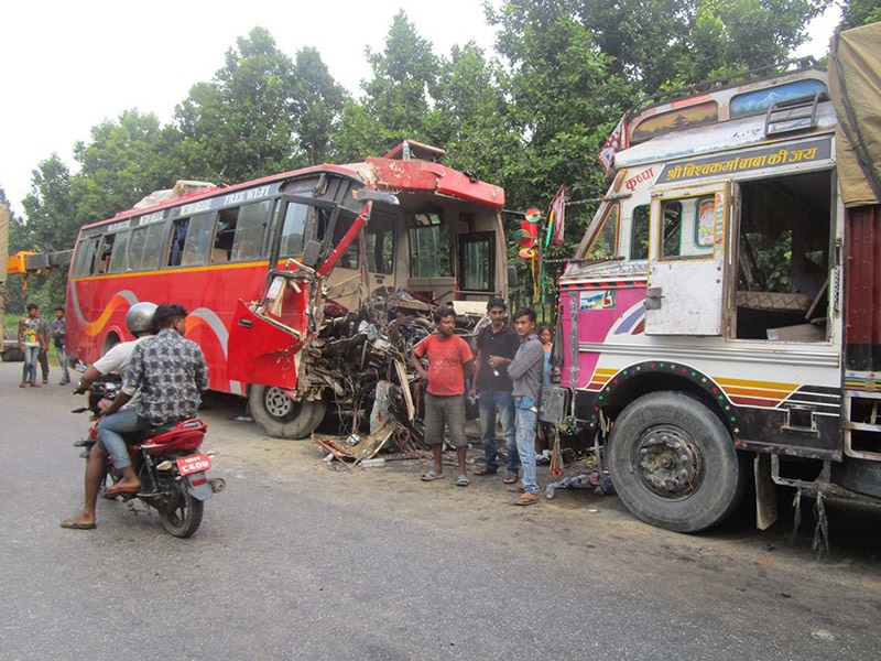 बस दुर्घटना में दो यात्रियों की मौत, 32 घायल