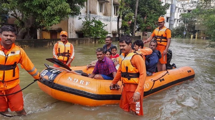 चेन्नई में राहत कार्यों में नौका व ट्रैक्टर का उपयोग