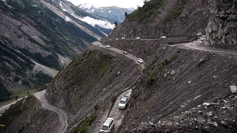 कैब पर्वतीय राजमार्ग से गिरी