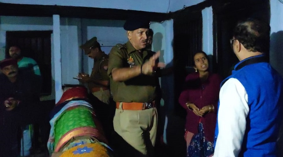 मौके पर जांच में जुटी पुलिस