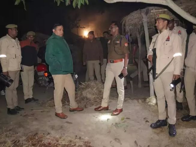 मौके पर जांच करते पुलिस अधिकारी