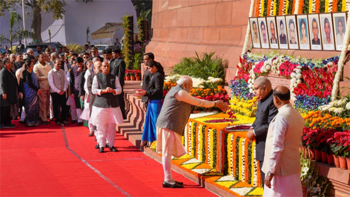 उप राष्ट्रपति, प्रधानमंत्री, कई सांसदों ने संसद हमले के शहीदों को श्रद्धांजलि दी