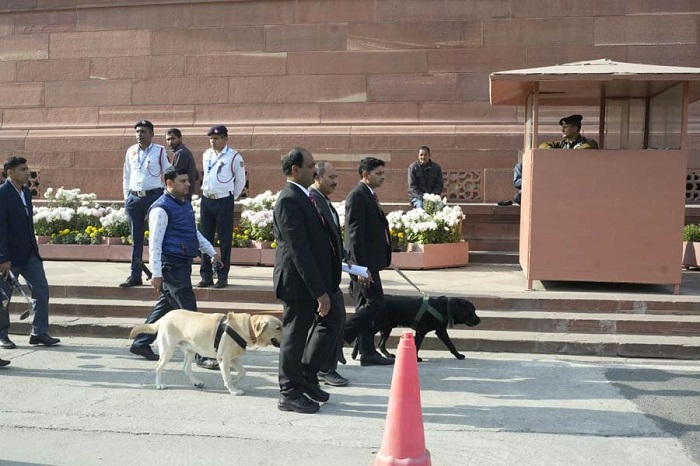 संसद के भीतर और बाहर सुरक्षा कड़ी