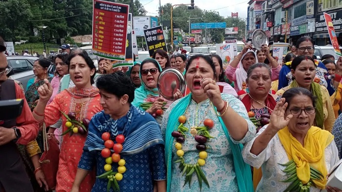 महिला कांग्रेस ने प्रदर्शन किया