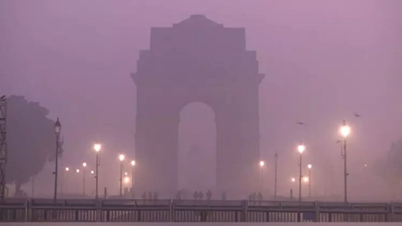 Delhi wakes up to dense fog