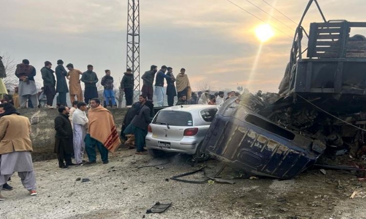 6 cops killed, 22 injured as blast hits police vehicle in Pakistan