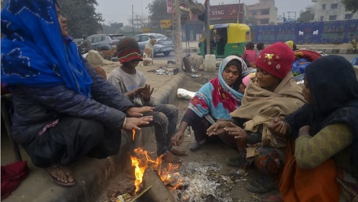 कड़ाके की ठंड में अलाव का सहारा लेते लोग