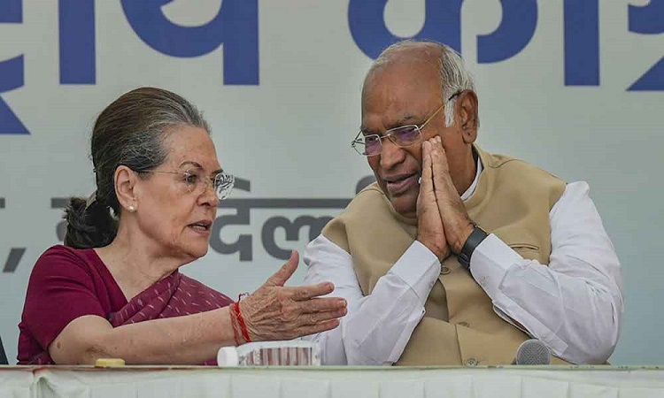 Mallikarjun Kharge, Sonia Gandhi (L)