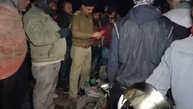 मोके पर जांच करते पुलिस अधिकारी