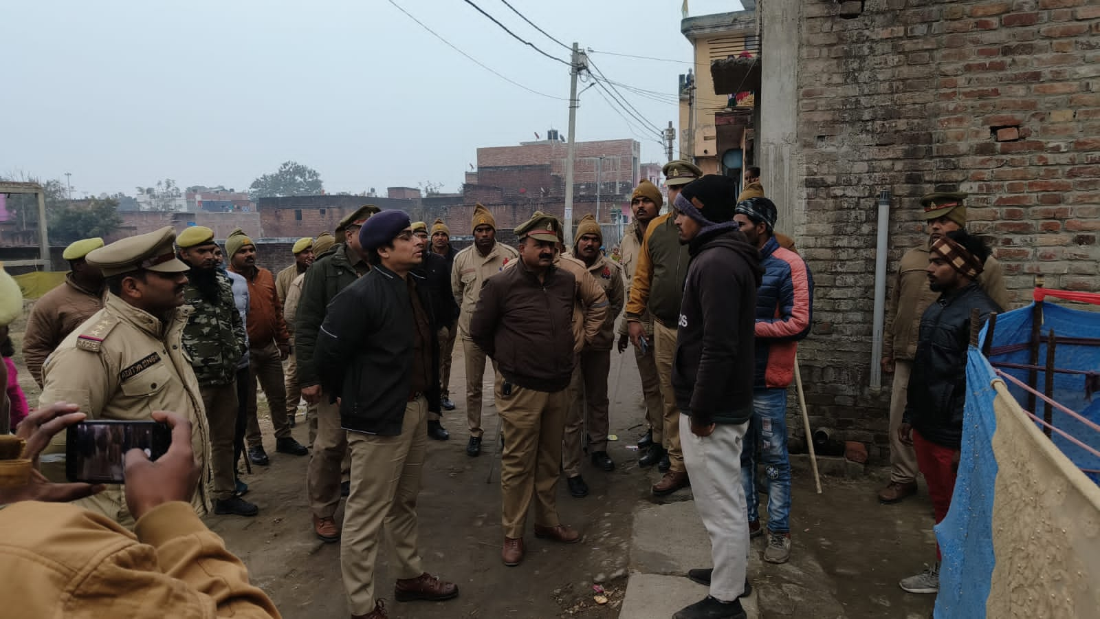 पुलिस चला रही चैकिंग अभियान