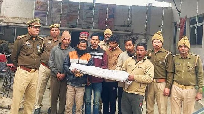 पुलिस की गिरफ्त में आरोपी।