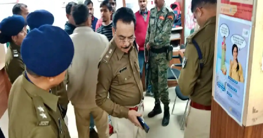 बैंक लूट की घटना के बाद पहुंची पुलिस