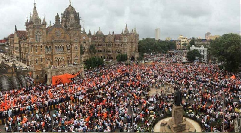 सीएसएमटी के पास धरना