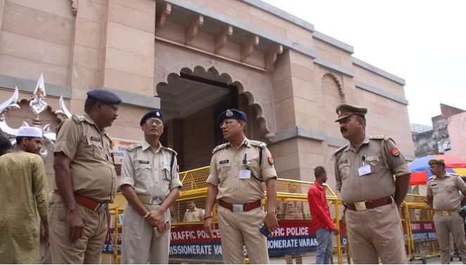 ज्ञानवापी गेट के बाहर तैनात पुलिस बल