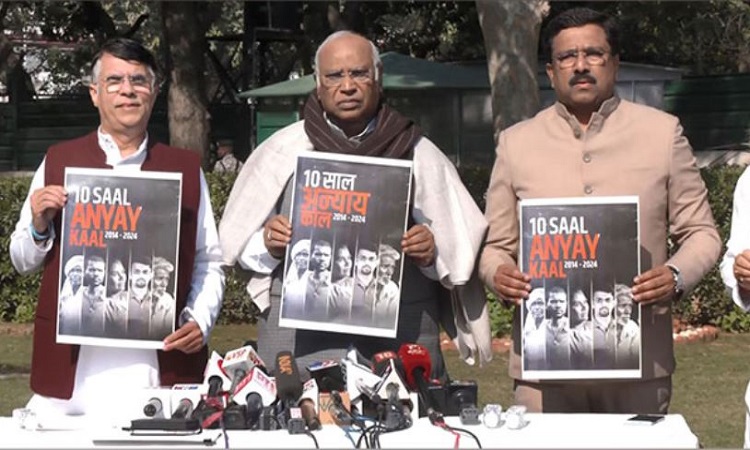 Congress president Mallikarjun Kharge  (Centre)