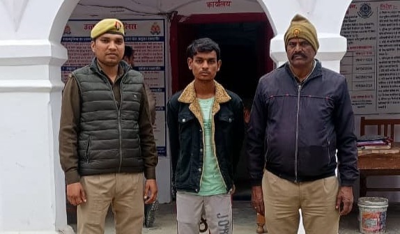 आरोपी के साथ पुलिस