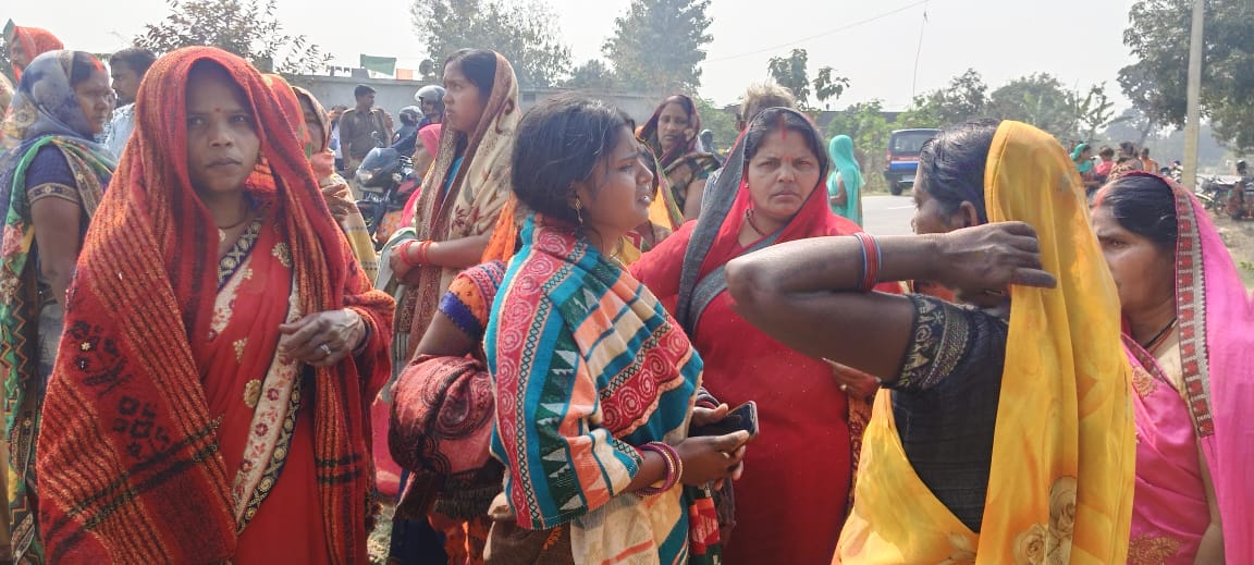 बृजमनगंज-कोल्हुई मार्ग पर शव को ट्राली में रखकर सड़क के किनारे प्रदर्शन किया