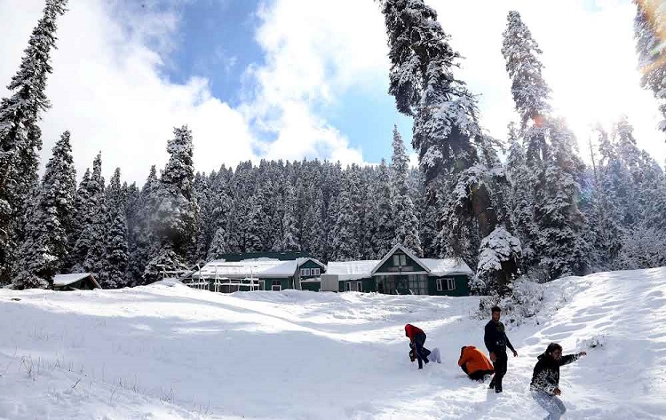 Gulmarg freezes at minus 10.4°C