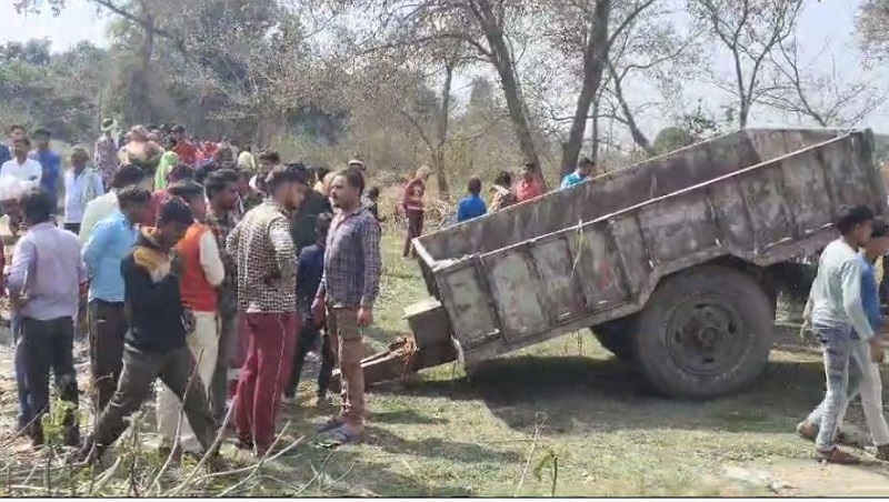 श्रद्धालुओं से भरी ट्राली तालाब में समाई