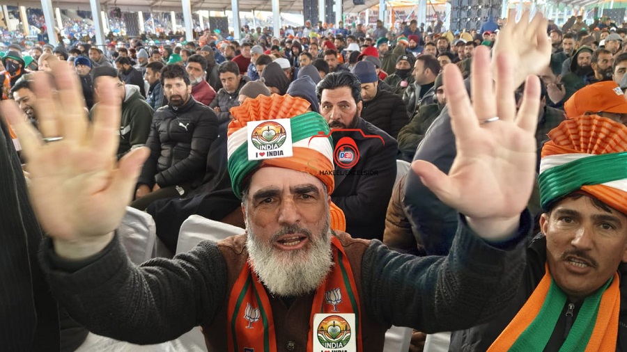 Hundreds throng Srinagar's Bakshi stadium