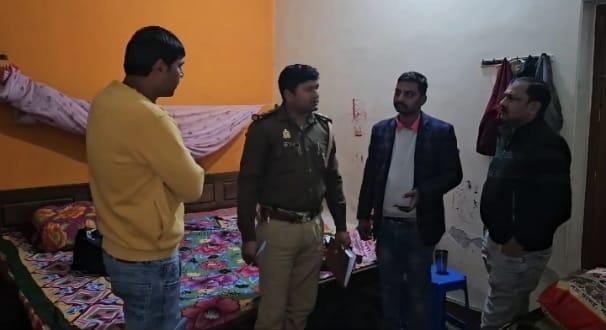 छानबीन करती पुलिस